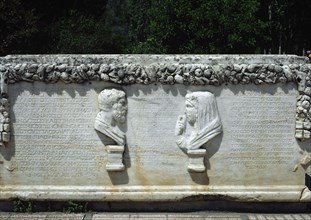 Roman sarcophagus with the busts of two spouses.