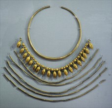 Torque, necklace with pendants and necklace of five strings with seventy-five beads.