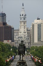 Monument of George Washington and the City Hall.