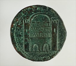 Roman coin. Dupondius. Reverse. Relief depicting the gate of the wall of Augusta Emerita. 1st century BC. Merida. Spain.