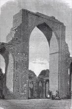 View of the arch of the Kootub-Minar-Mosque