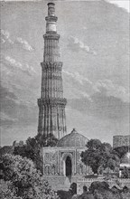 Der rote Sandsteinturm des Qutb Minar
