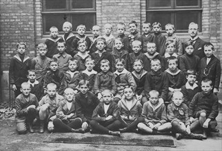 Class photo of a boy class with about 10-year-old boy in 1920