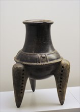Tripod bowl with rattle-legs