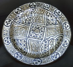 Glazed ceramic plate with geometric decoration