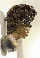 Corbel bust with the Parler crest.