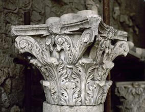 Corinthian capital decorated with acanthus leaves.