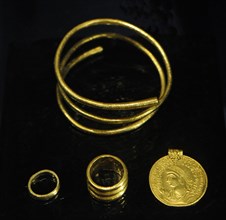 Gold jewelry found in a tomb of Tuna.