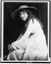 1921 -Mary Pickford, three-quarter length portrait, seated, facing left