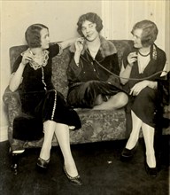 1920s - Women smoking