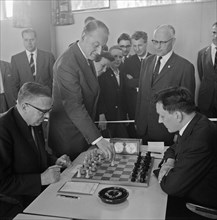Three Country Competition Netherlands Spain Luxembourg Chess at Heemaf in Hengelo. Dr. Max Euwe against Dahn (Luxembourg) / Date June 29, 1963 / Location Hengelo, Overijssel.