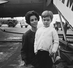 Film star Dana Wynter with son Mark at Schiphol / Date September 23, 1963 Location Noord-Holland, Schiphol.