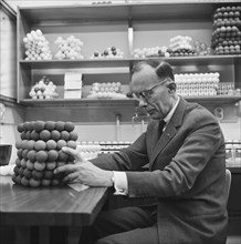 Gold medal for professor Dr. WG Burgers / Description Here in his laboratory / Date December 5, 1963.