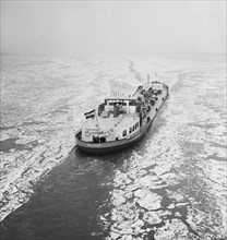 Shipping traffic in difficulties on the IJsselmeer. The 'Amsterdam' tanker was the only one who dared  Date December 16, 1963 / Location IJsselmeer.