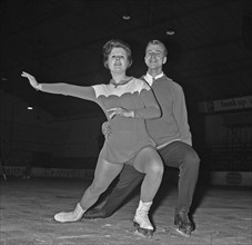 The Jopie and Nico Wolff ice couple from The Hague train at the Hoky in The Hague for the world championships / Date February 19, 1964 / Location The Hague, South Holland.