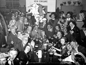 German men and women celebrating circa 1930s? - group photo.
