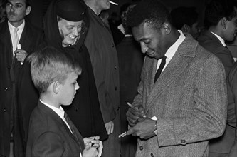 Brazilian football team from Paris arrived at Schiphol. Pele handed out hand drawings to his fans Date April 29, 1963 / Location Noord-Holland, Schiphol.