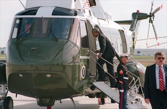 South Africa's President, Nelson Mandela, boards the Marine One to take him to the White House..