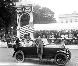 1917 Confederate Reunion - Parade participants passing parade reviewing stand .