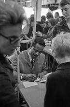 Record market in Bijenkorf in Rotterdam. Max Woisky (Max Woiski Jr.) gives autographs / Date October 10, 1963 / Location Rotterdam, South Holland.