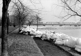 District of Columbia Parks - Ice jam off of Potomoc Park ca.1918 (Washington D.C. History) .