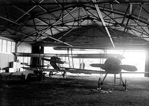 Airplanes in hangar in 1918 .