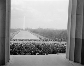 1939 - Crowd amassed in front of Lincoln Memorial to hear Marian Anderson sing .