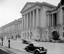 Street scene outside the Department of Labor in Washington D.C. circa 1940 .