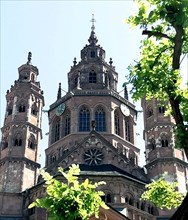 COMBINED ENDEAVOR 2000 - A view of the historical landmark 'Cathedral of Saint Martin' located in the City of Mainz, Germany, photographed during Exercise COMBINED ENDEAVOR 2000..