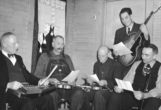 Bog Trotters Band members seated with instruments, Galax, Va. Includes Doc Davis, with autoharp; Crockett Ward, with fiddle; Uncle Alex Dunford, with fiddle; Wade Ward, with banjo; Fields Ward, with g...