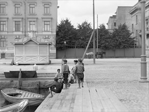 Boys at Hietalahti harbour. 1908 Helsinki.