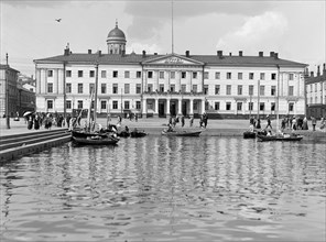 Hotel Seurahuone (now Helsinki City Hall) seen across Kolera-allas on Kauppatori. 1908 Helsinki.