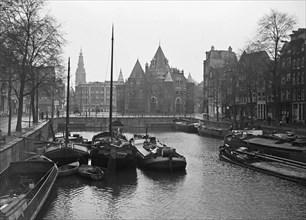 Geldersekade in Amsterdam (in the background De Waag) / Date November 9, 1947 Location Amsterdam, Noord-Holland.