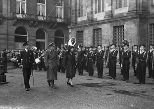 Mackenzie King in Amsterdam (Dam. Princess inspects guard of honor) / Date November 15, 1947 Location Amsterdam, Noord-Holland.