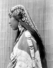 Edward S. Curits Native American Indians - Wisham (i.e. Wishran) girl, profile circa 1910.