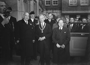 William Lyon Mackenzie King, Prime Minister of Canada, at the City Hall in Amsterdam. Posing with Mayor d'Ailly Date November 19, 1947 / Location Amsterdam, Noord-Holland.
