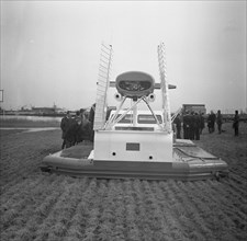 Hovercraft VA 2 demonstrates. On the water in the Ussellincxhaven Date April 17, 1963.