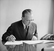 Mr. H. Alberda new KLM president. Here behind his KLM desk in The Hague (portrait) / Date June 17, 1963 Location The Hague, South Holland.