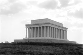 Completion of the Lincoln Memorial
