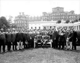 William Howard Taft with newspapermen