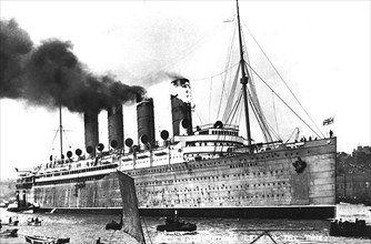 RMS Mauretania on the River Tyne in 1907.