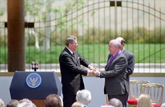 President Reagan presents Reagan Freedom Medal to Mikhail Gorbachev 1992.