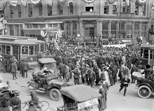 Crowd and Trolley cars at corner of Pennsylvania Avenue