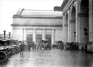 Cars and people outside Union Station