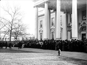 Crowd outside White House ca. 1914