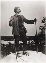 Axel Gallén skiing at the summit of Kirppuvuori