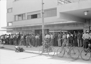 Jewish chauffeurs in a long line / queue in Tel Aviv acquiring licenses ca. 1939