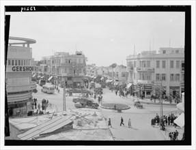 1940s Tel Aviv street scene, pedestrian and auto traffic  at the crossing of Allenby, Carmel & Nachlat Benjamin streets ca. between 1940 and 1946