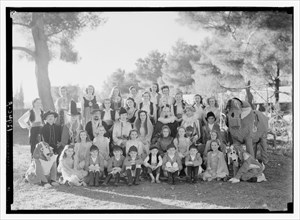 The pantomime group of the Jerusalem Dramatic Society, group photo ca. between 1940 and 1946