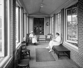 Nurses at the Homeopathic hospital, [Washington, D.C.] ca.  between 1910 and 1926